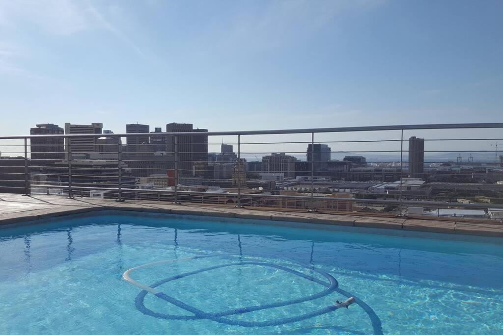 Four Seasons 818- Spacious Cbd Studio - Onsite Parking, Gym & Rooftop Pool Apartment Cape Town Bagian luar foto