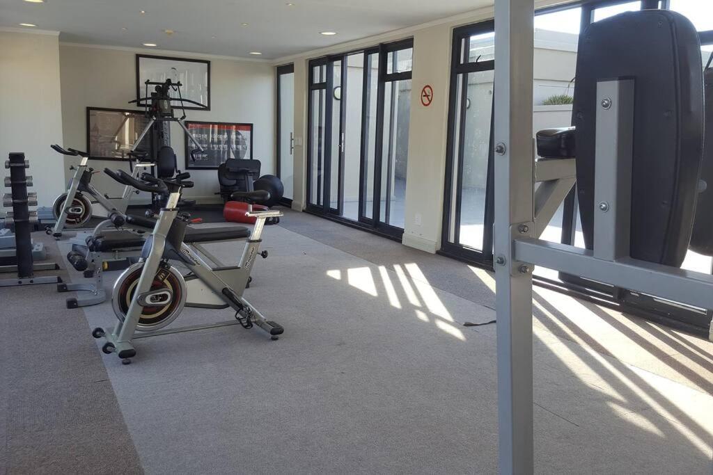 Four Seasons 818- Spacious Cbd Studio - Onsite Parking, Gym & Rooftop Pool Apartment Cape Town Bagian luar foto