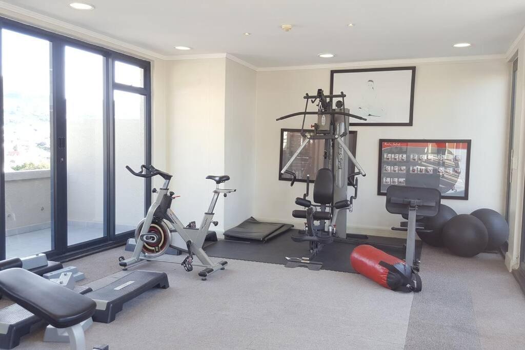 Four Seasons 818- Spacious Cbd Studio - Onsite Parking, Gym & Rooftop Pool Apartment Cape Town Bagian luar foto