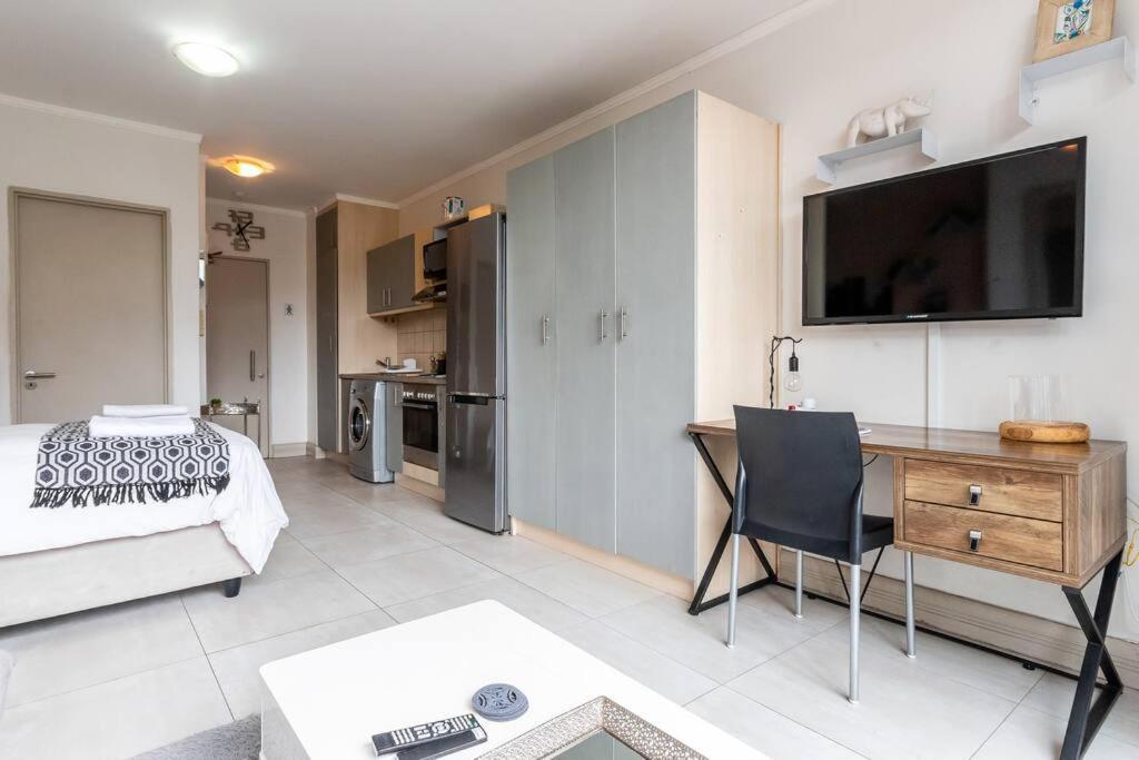 Four Seasons 818- Spacious Cbd Studio - Onsite Parking, Gym & Rooftop Pool Apartment Cape Town Bagian luar foto