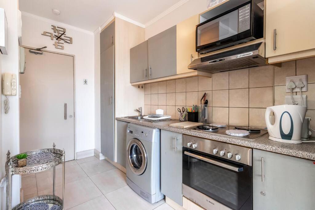 Four Seasons 818- Spacious Cbd Studio - Onsite Parking, Gym & Rooftop Pool Apartment Cape Town Bagian luar foto